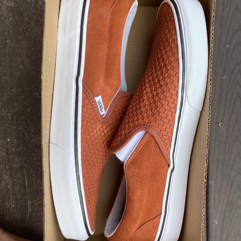 Väñś embossed slip on’s